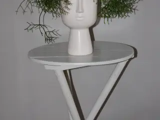 Gammel hvidmalet blomstersøjle.