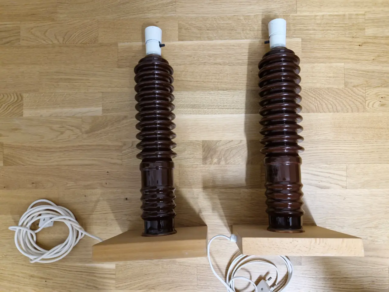 Billede 2 - 2 UPCYCLEDE BORDLAMPER I PORCELÆN på træfod