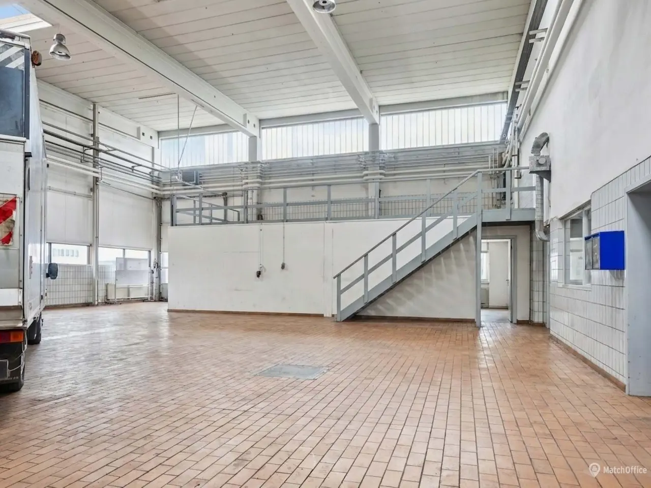 Billede 1 - 839 m² højlofter lager/værksted med kontor