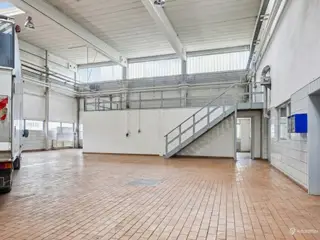 839 m² højlofter lager/værksted med kontor