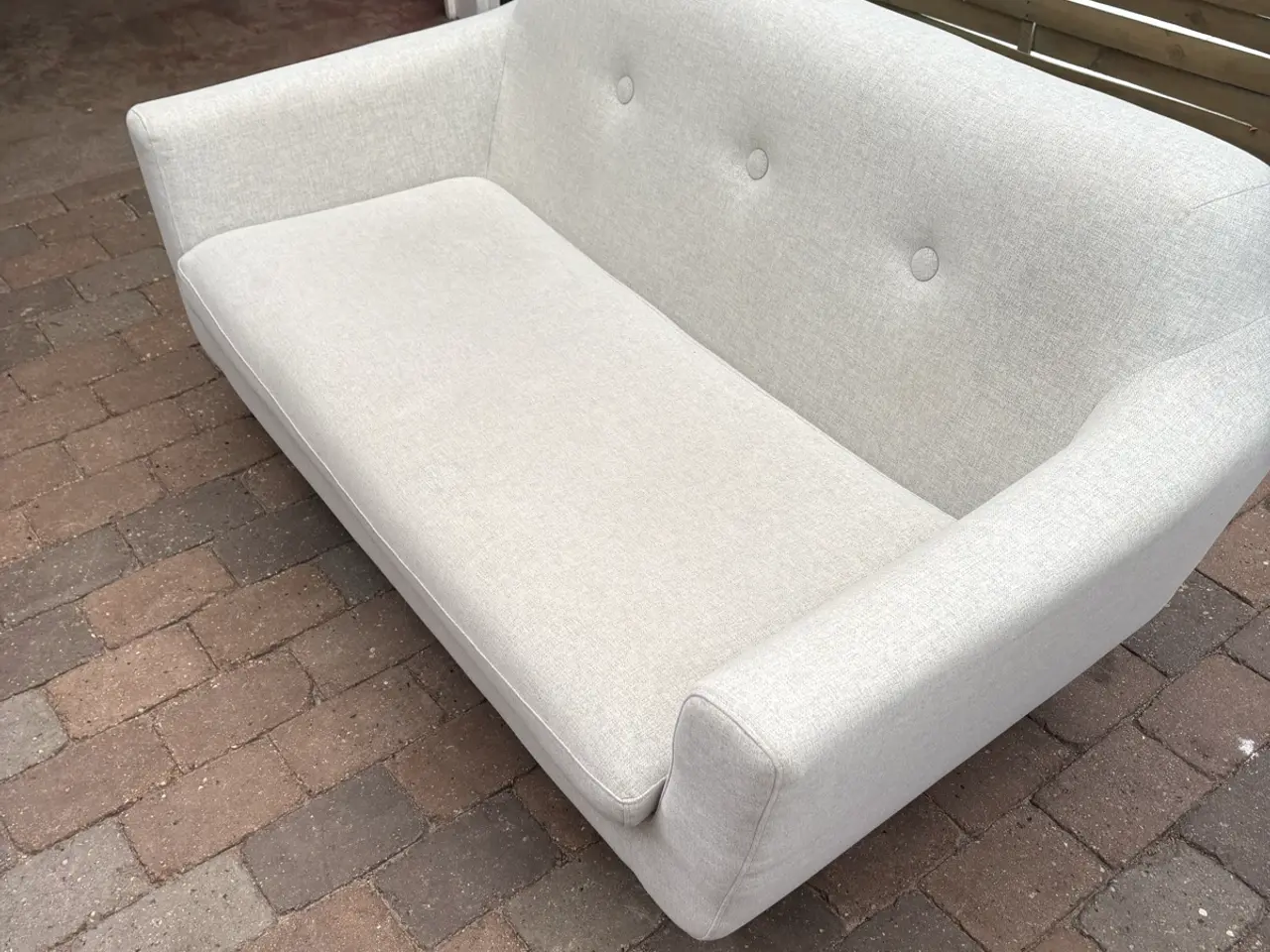 Billede 2 - Sofa i lys grå skal sælges nu kom med et bud