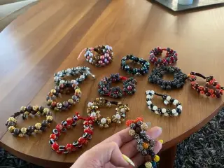 Nye knyttede armbånd