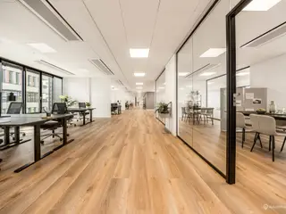 1.021 m² lyst og nyistandsat kontor lige ved metro og med parkering