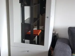 Skab med spejl