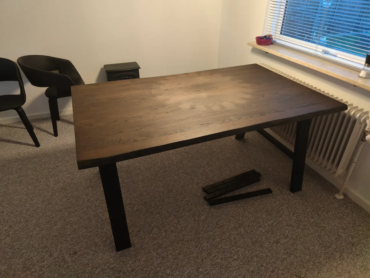 Billede 1 - Sortbejdset spisebord incl. 2 plader