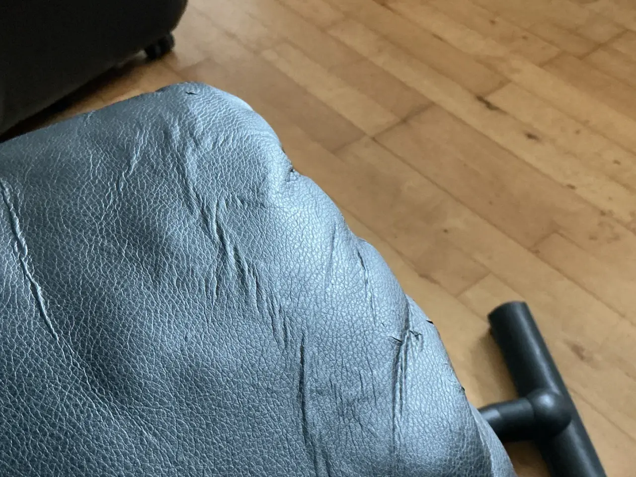 Billede 2 - 2 personers sort nappa kunst “læder” sofa