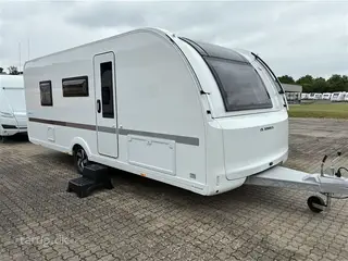 2026 - Adria Adora 573 PT Køjesenge (3) og dobbeltseng, panorama-vindue, TV-holder, Truma Combi 6, rundsiddegruppe, el-gulv-varme, 142 l. stort KOMPRESSOR køleskab