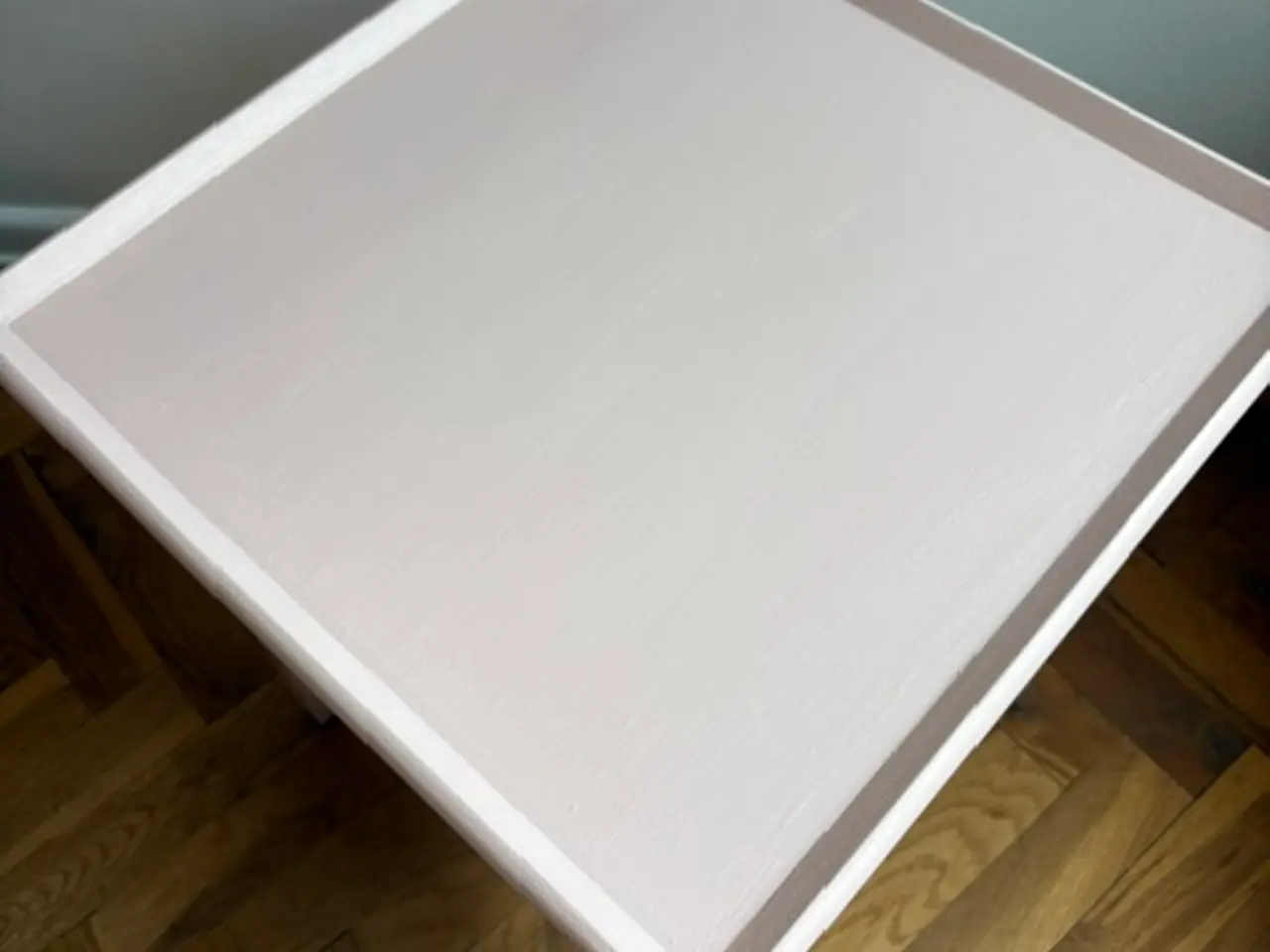 Billede 7 - Lyserød sidebord / natbord med hylde, nymalet