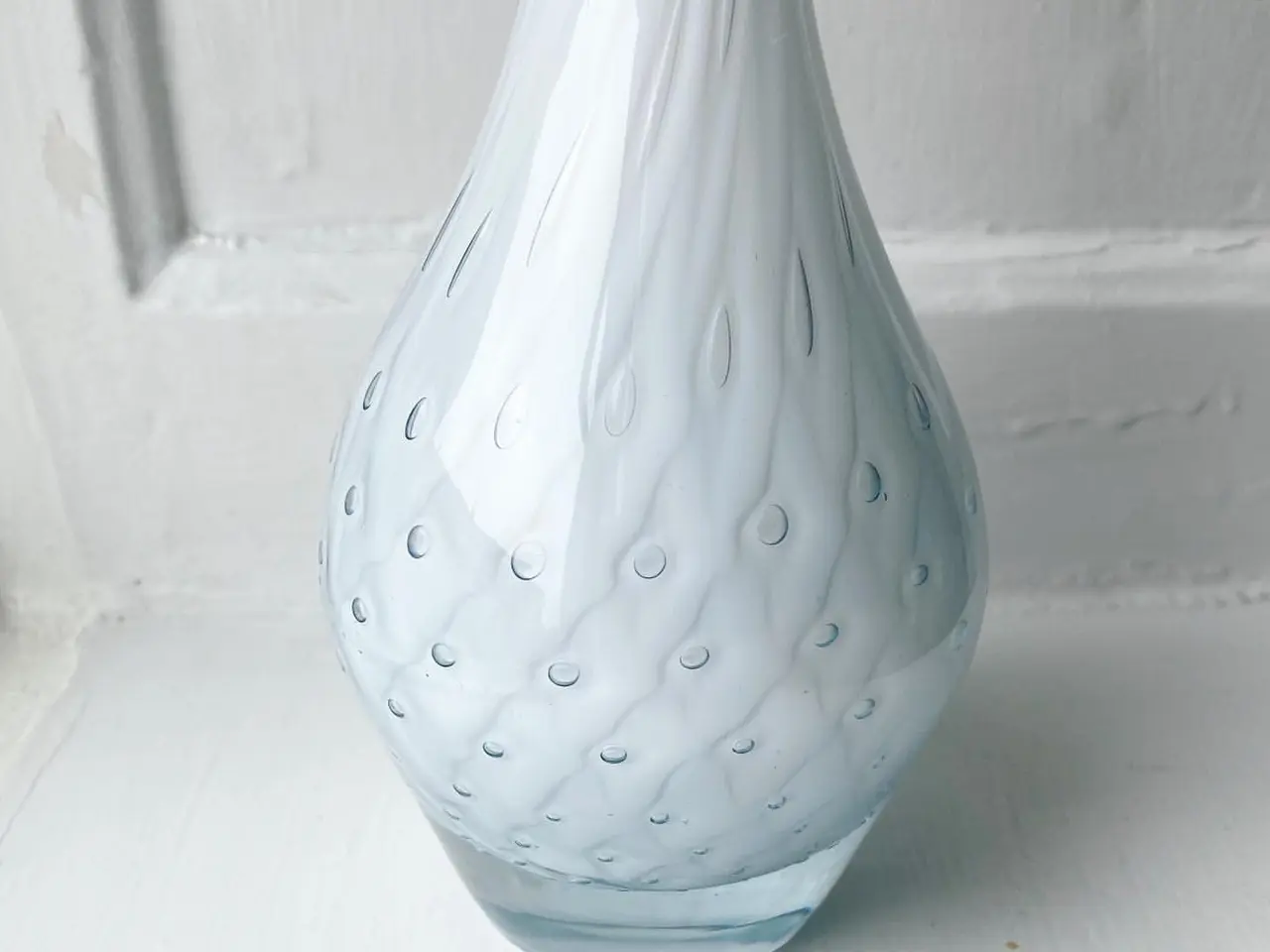 Billede 5 - Hvidt glas m bobler, klar bund
