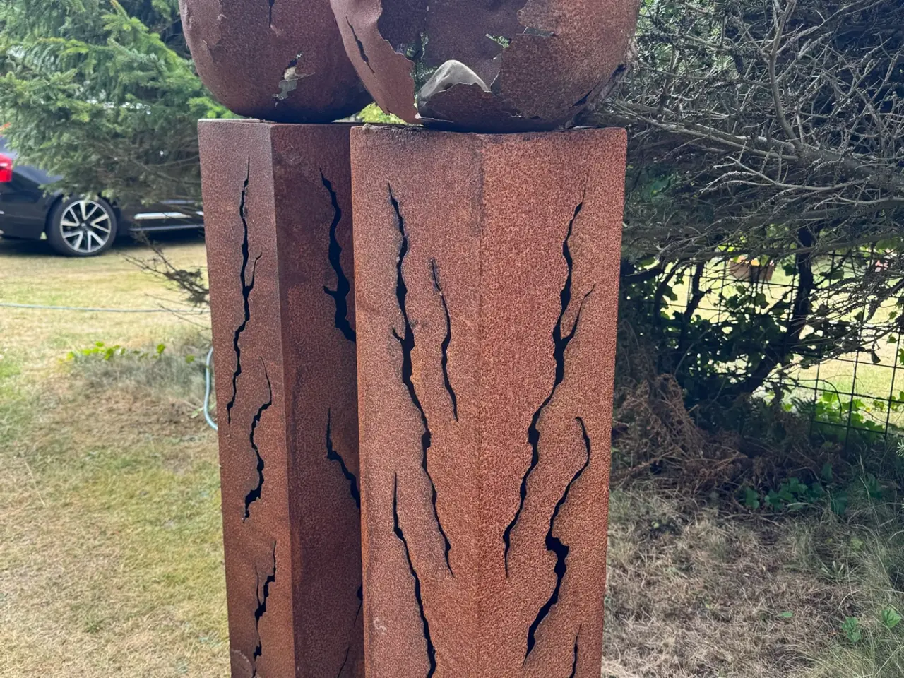 Billede 2 - Corten søjler med kugler øverst