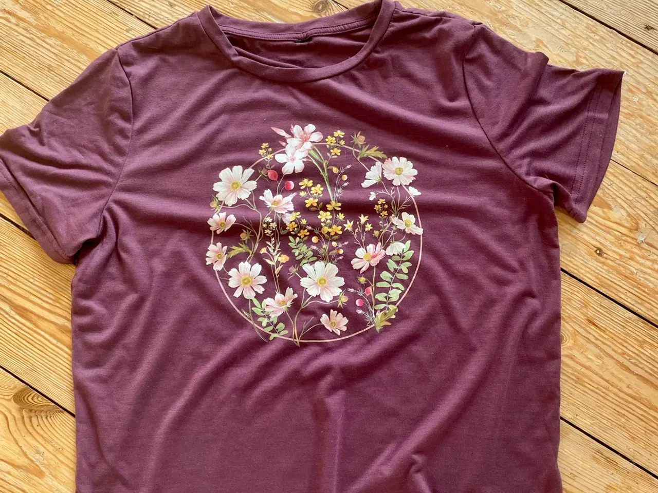 Billede 4 - T-shirt L med blomsterprint