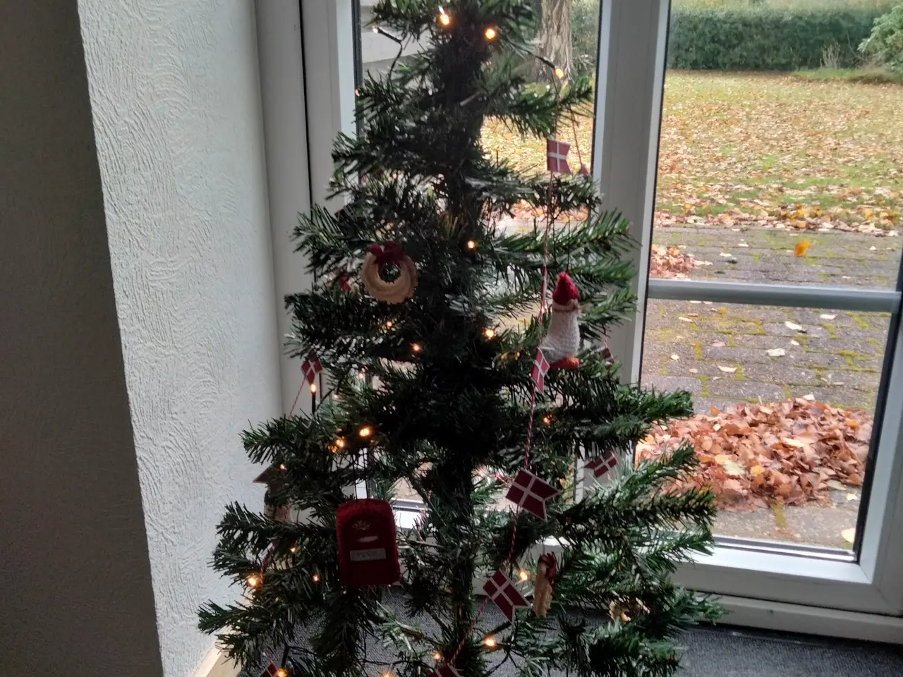 Billede 1 - Juletræ med sin pynt
