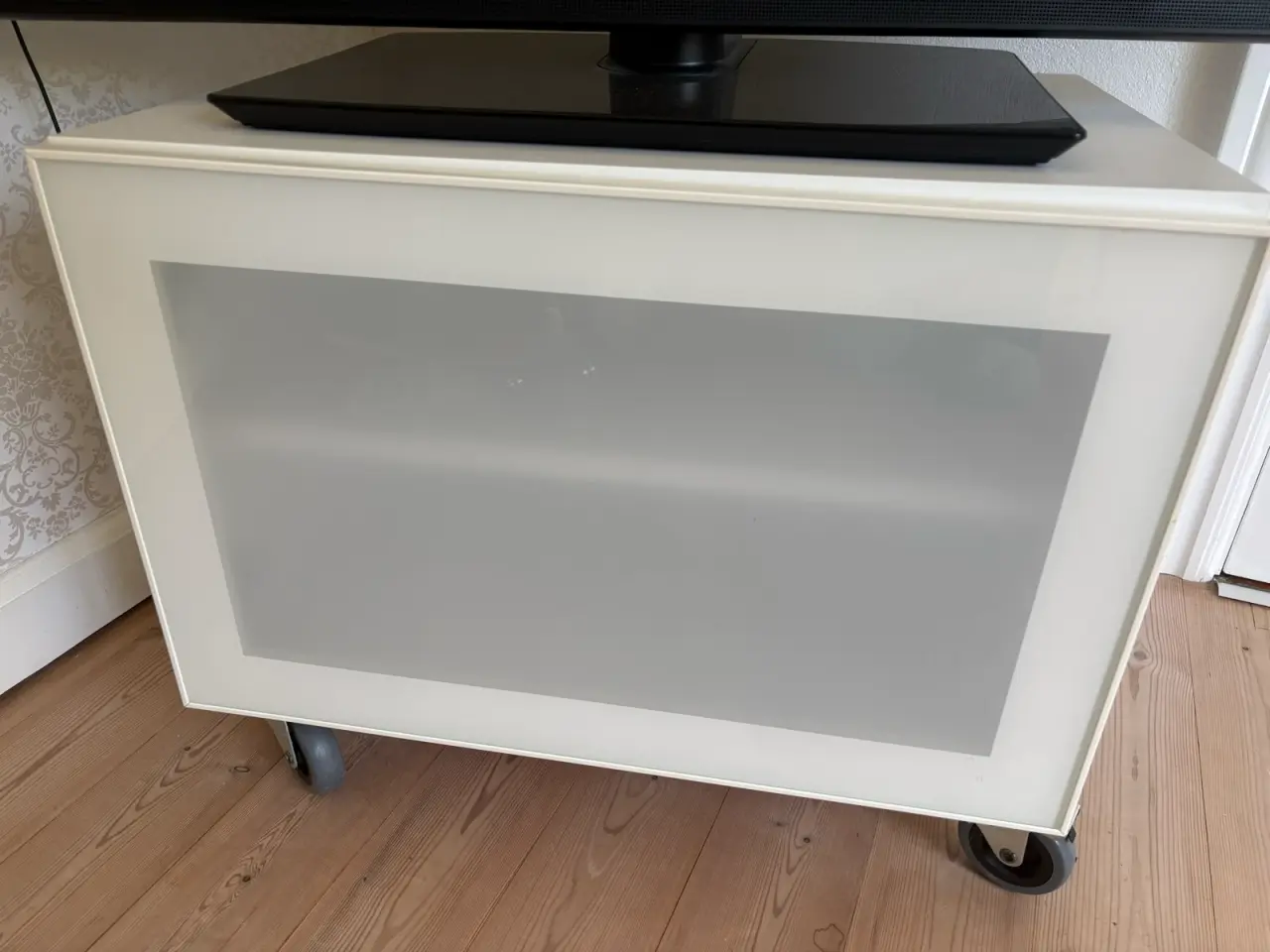 Billede 1 - TV bord på hjul 