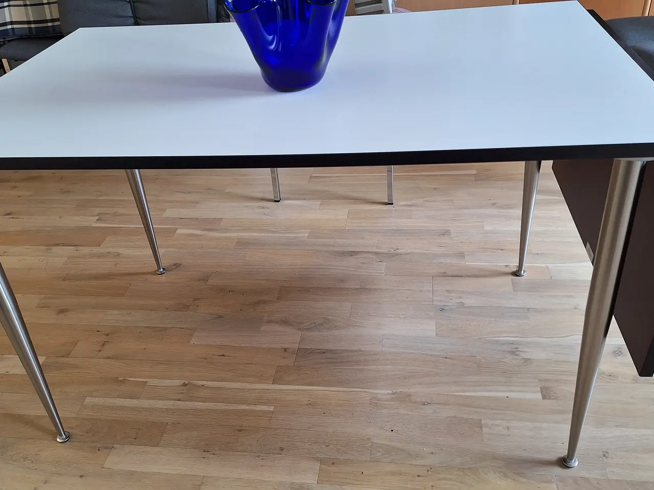 Billede 1 - Spisebord i hvid laminat