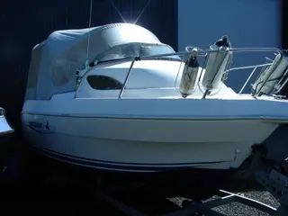 500 kabinebåd m Mercury F80 hk sejlet 16 timer indreg. trailer