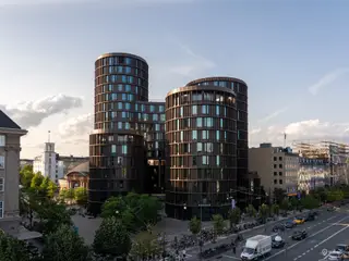 Sjældent udbudt kontorlejemål med 6 meter til loftet i det ikoniske Axel Towers - fantastisk lysindfald og smuk udsigt til Tivoli