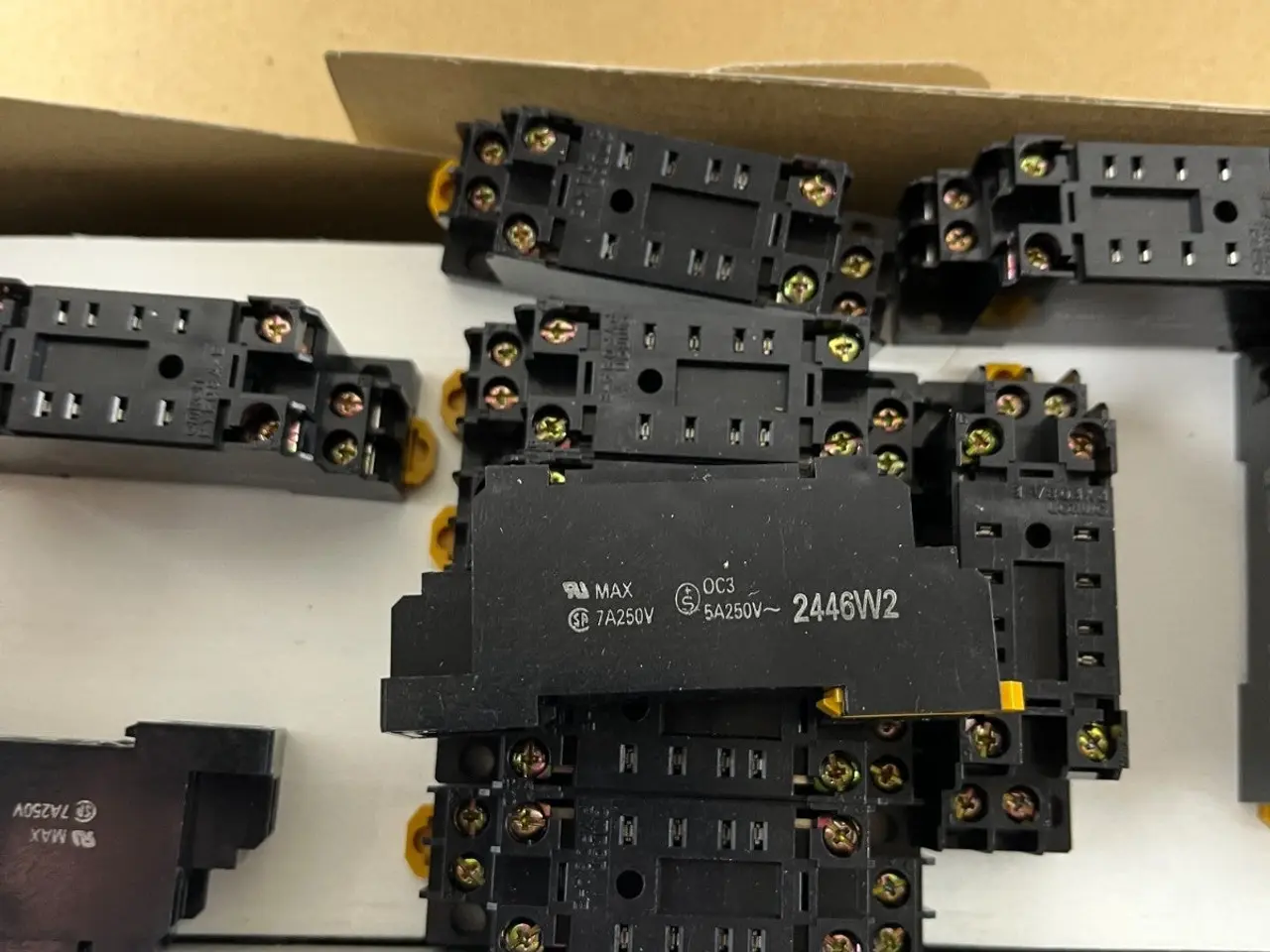 Billede 12 - Omron PYF08A-E relæ Socket 8 Pin DIN Rail 40+ stk.