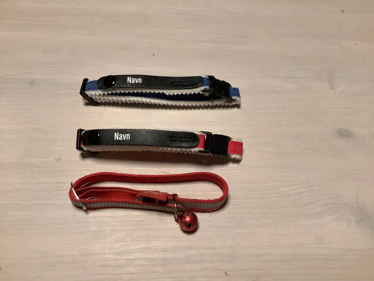 Billede 1 - 3 Kattehalsbånd med klokke, madskål, poser til kat