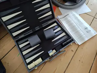 Backgammon i kuffert brætspil