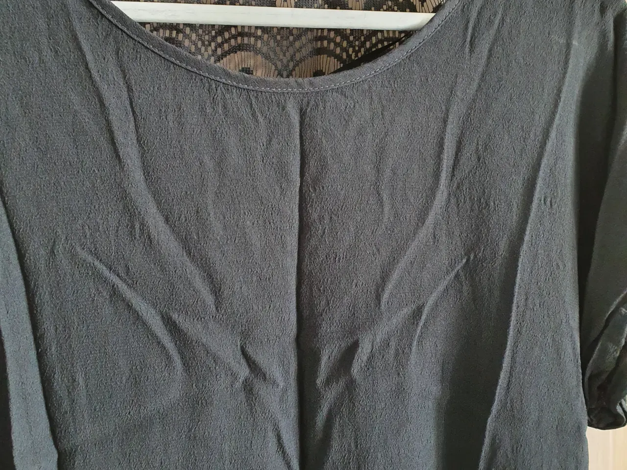 Billede 3 - Top/kjole med blonde