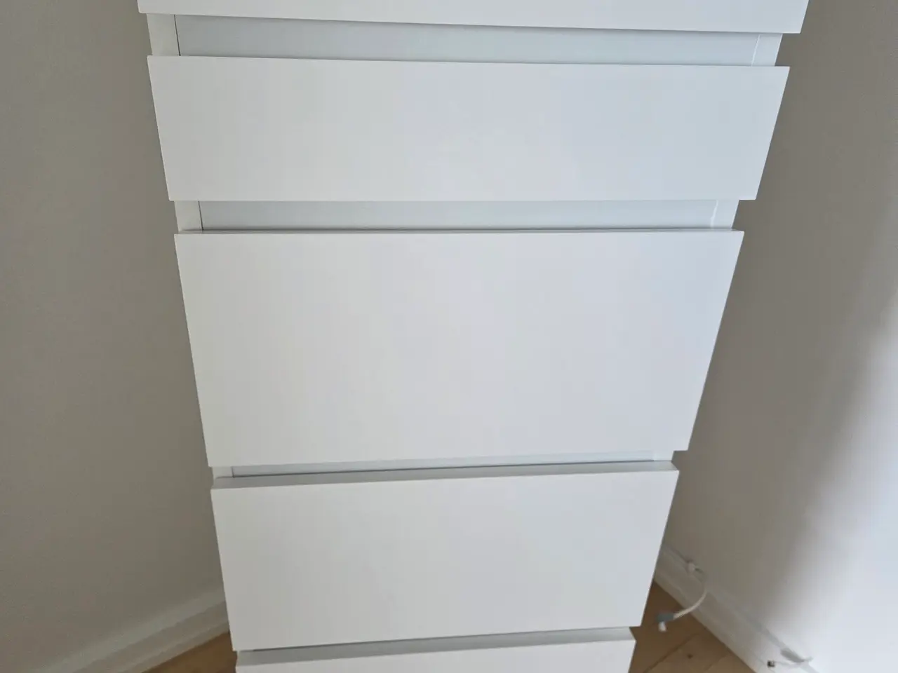 Billede 4 - IKEA MALM kommode, 6 skuffer og spejl,udgået model