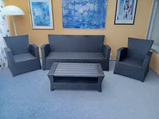 3-personers loungesofa med 2 stole og bord