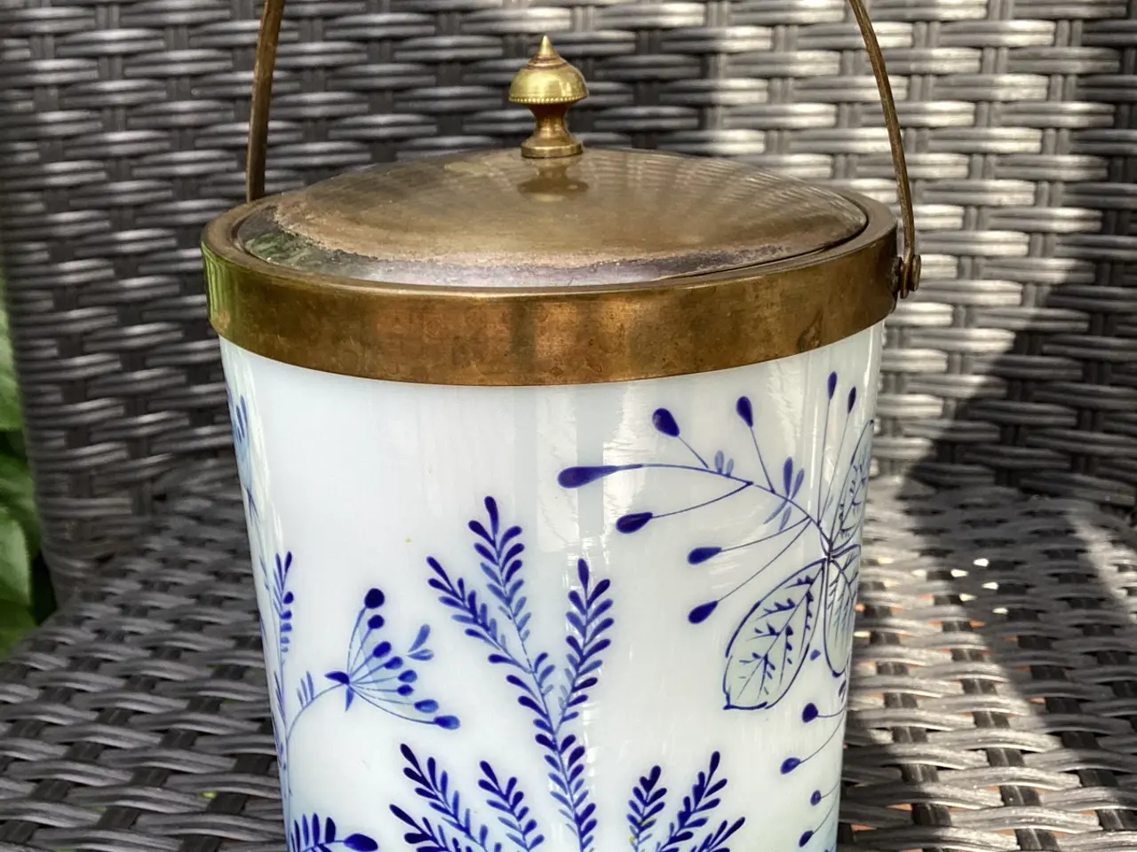 Billede 6 - Fin ældre kiksespand i opaline glas med blå glasur