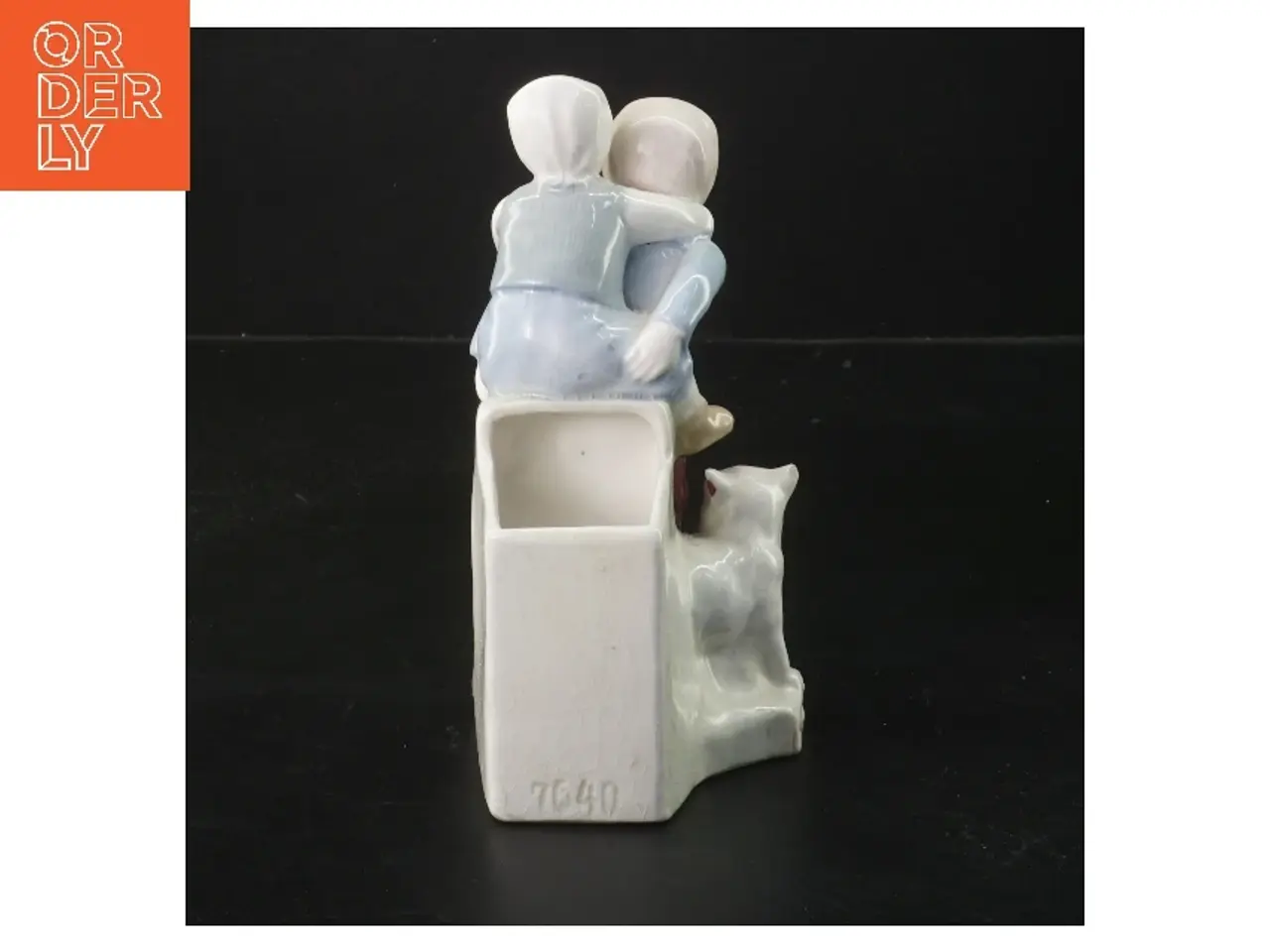 Billede 3 - Porcelænsfigur med to børn og hund (str. 16 cm)