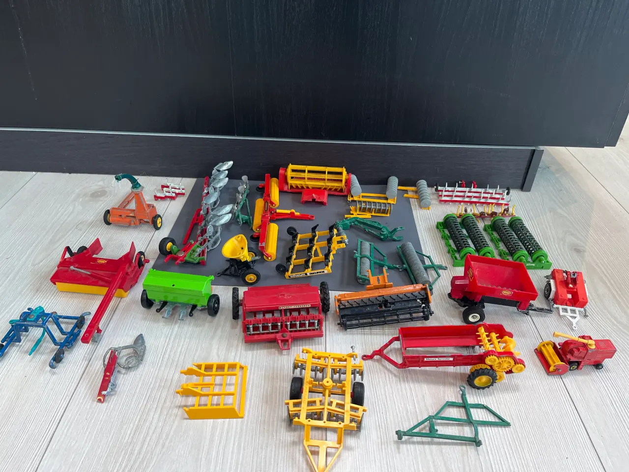 Billede 1 - Model traktor tilbehør, plove, gødningsspreder mm