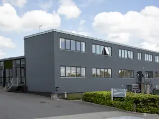 Højloftet kontor med showroom