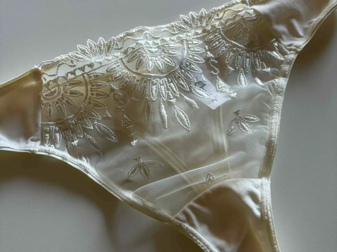 Billede 5 - Chantelle bh og string trusse, str. 75C / L