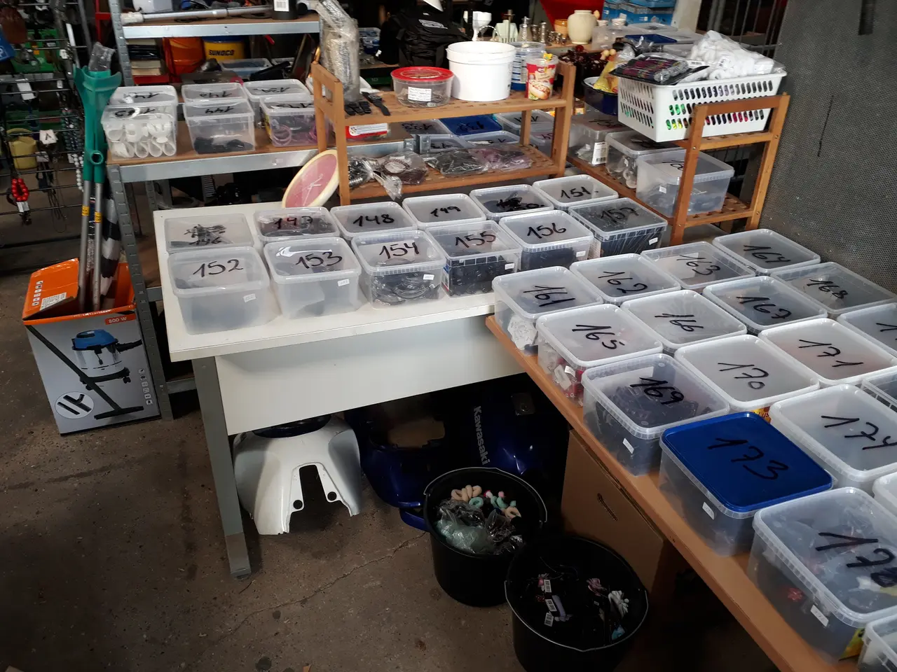 Billede 2 - Diverse Smykker sorteret i plast kasser.