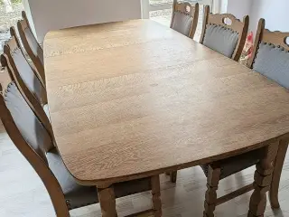 Egetræsbord med stole