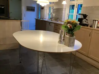 Hvidt laminatbord med bøgekanter