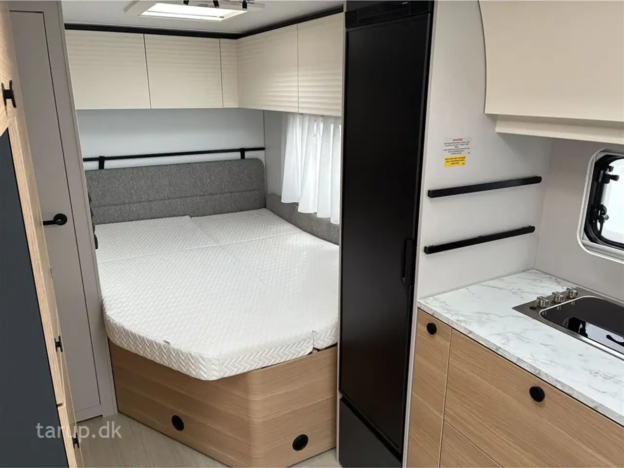 Billede 16 - 2026 - Adria Adora 522 UP Dobbeltsengsvogn, rundsiddegruppe, el-gulv-varme, stort 142L KOMPRESSOR køleskab, TV-holder, stabilisator, Adria Smartbox, glasfibertag