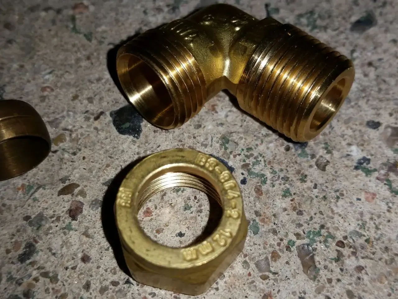 Billede 2 - Fittings  i messing med klemme ring