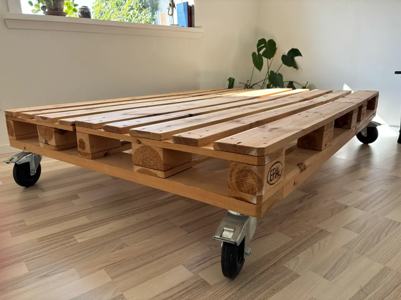 Billede 4 - Palleseng 140 x 200 cm på hjul – rustik og praktis
