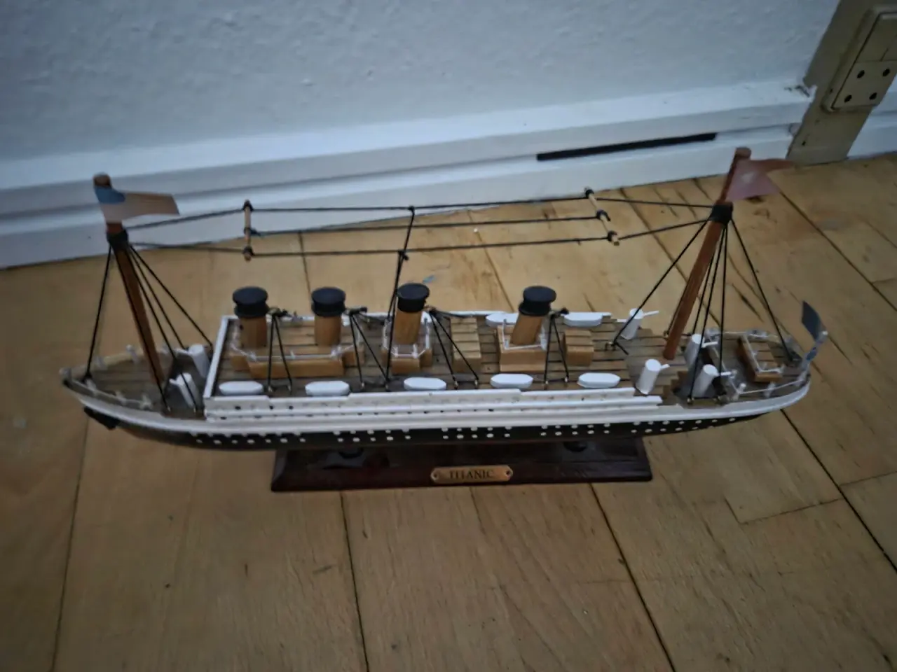 Billede 1 - Titanic modelskib i træ