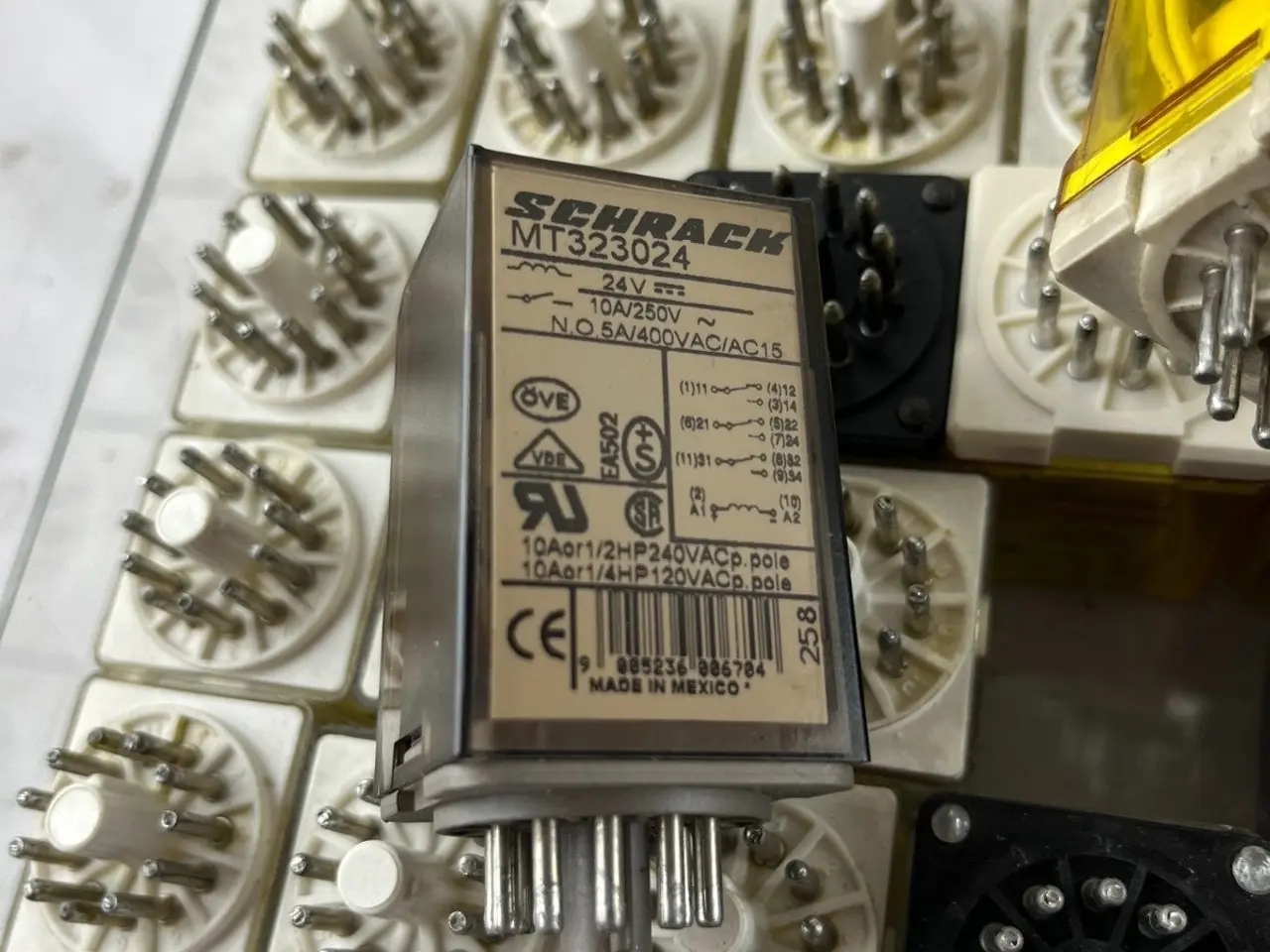 Billede 3 - Schrack MT323024 24V Plug-In relæ parti 32 stk. +