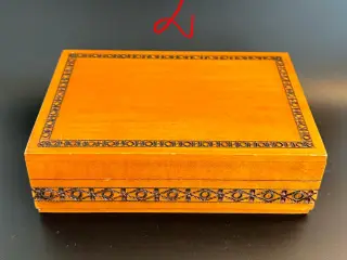 Vintage håndlavede smykkeskrin sælges. 