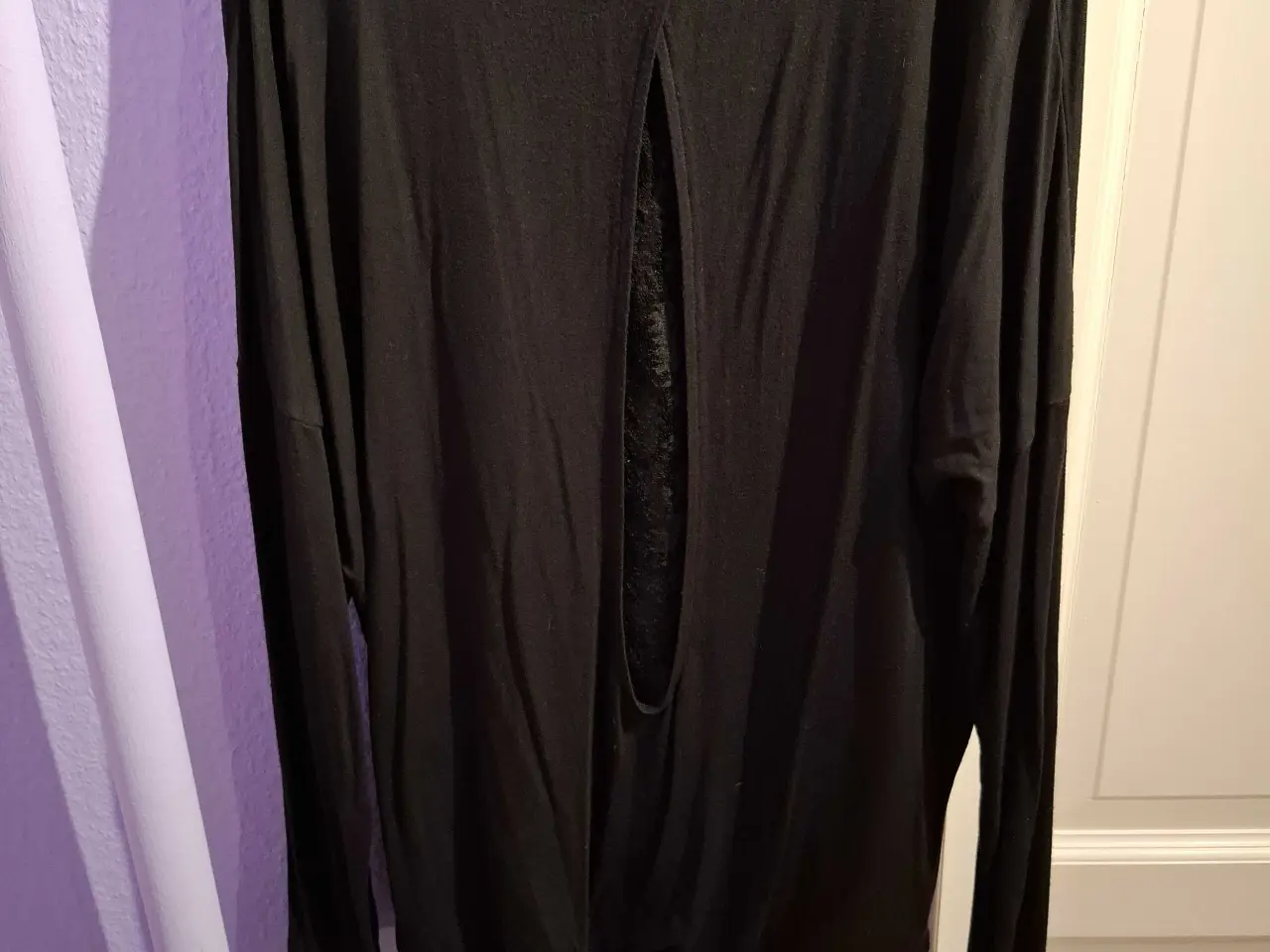 Billede 2 - Sort bluse med flotte detaljer bag på ryggen