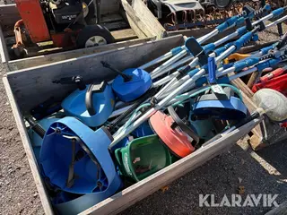 Blandet lot højtryksrensere, terrasserensere med lange teleskopskafter og værktøj