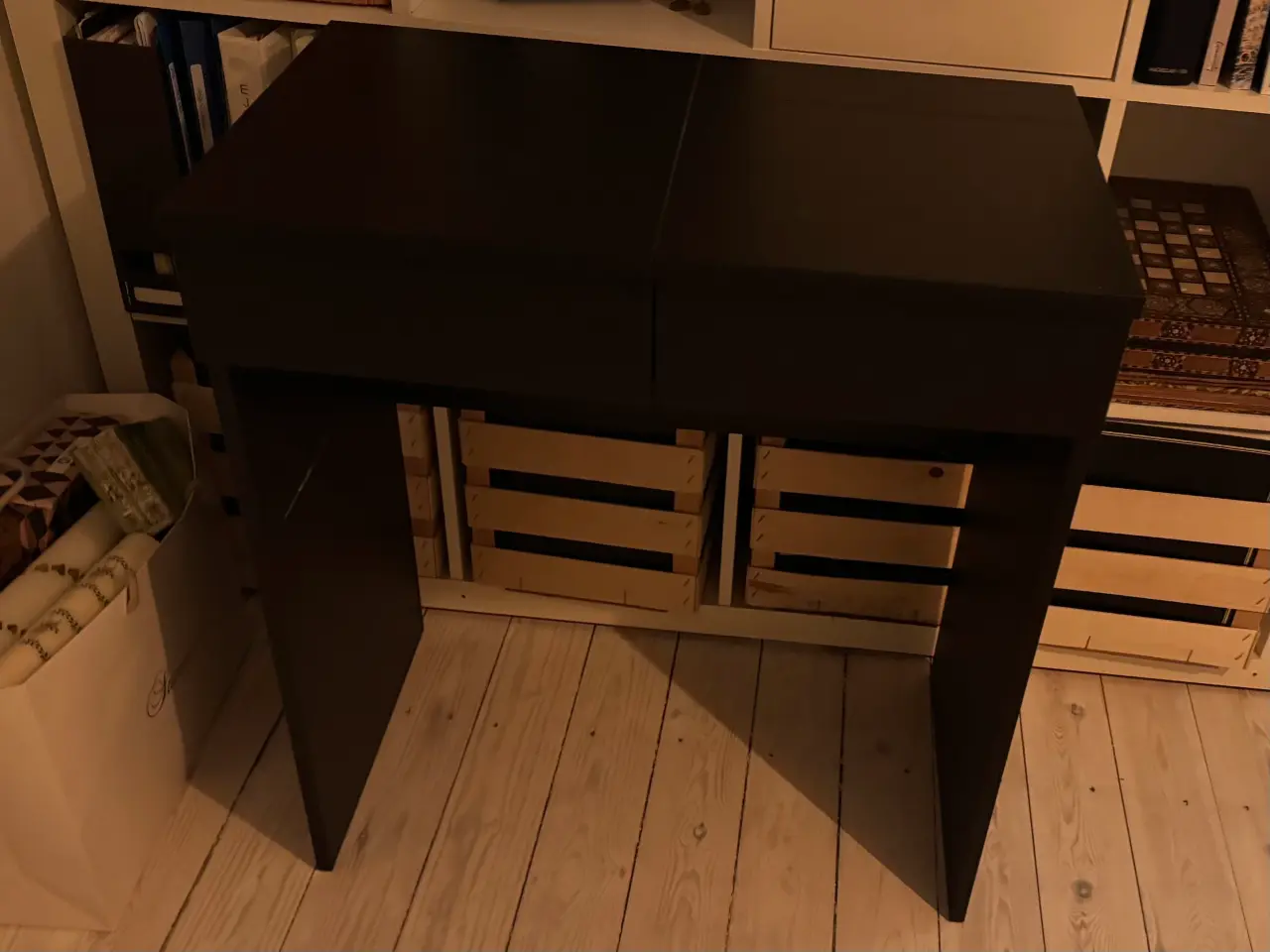 Billede 5 - Skrivebord/sminkebord til børn/unge piger