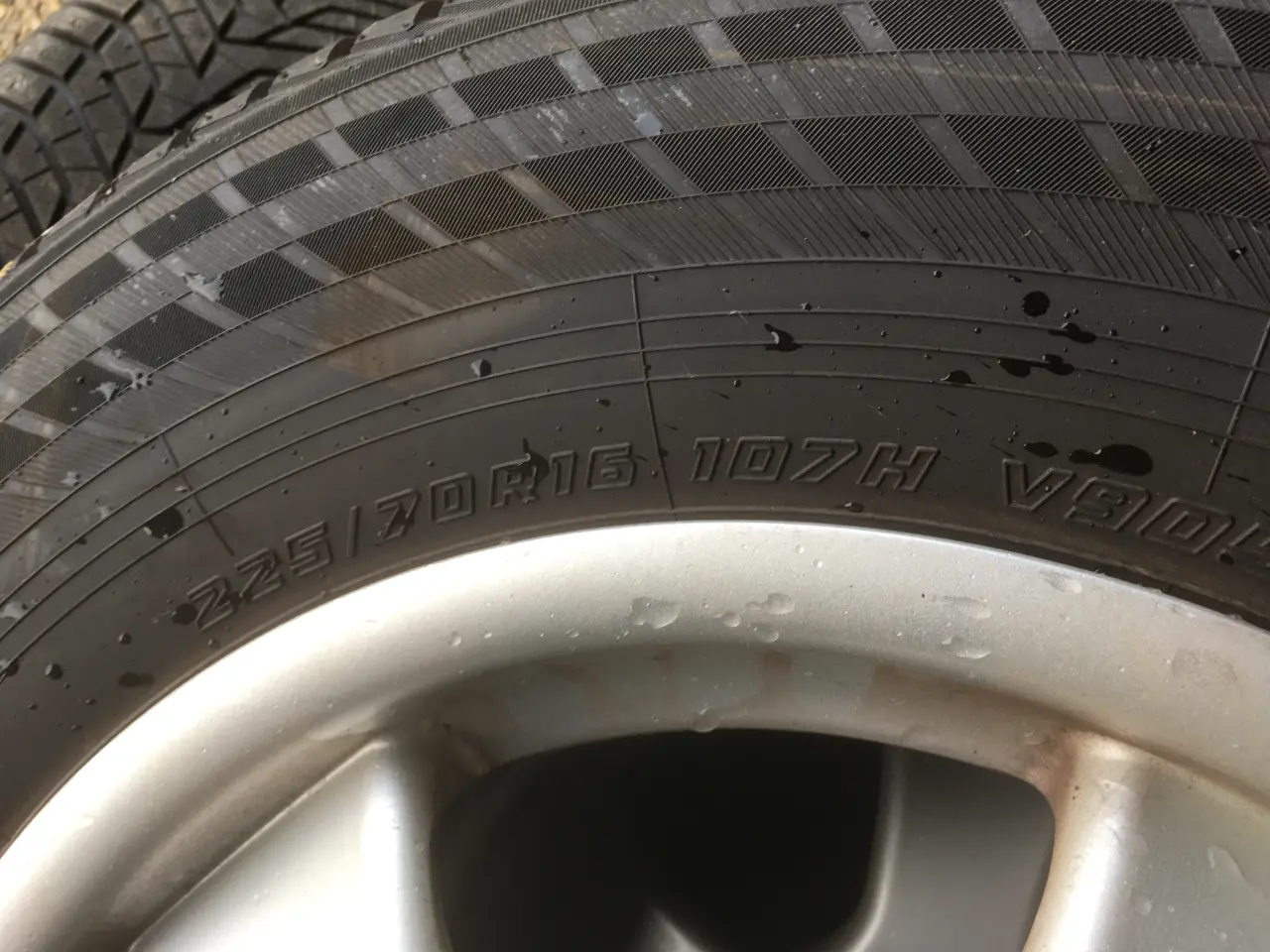 Billede 4 - Vinter dæk på fælge, 225/70 R 16" har kørt på Rav4
