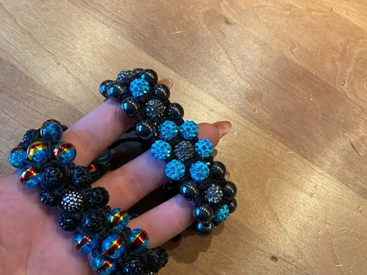 Billede 2 - Flotte nye knyttede armbånd