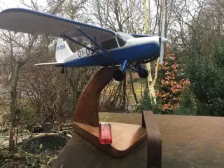 KZ3 model. På fin stander i træ.