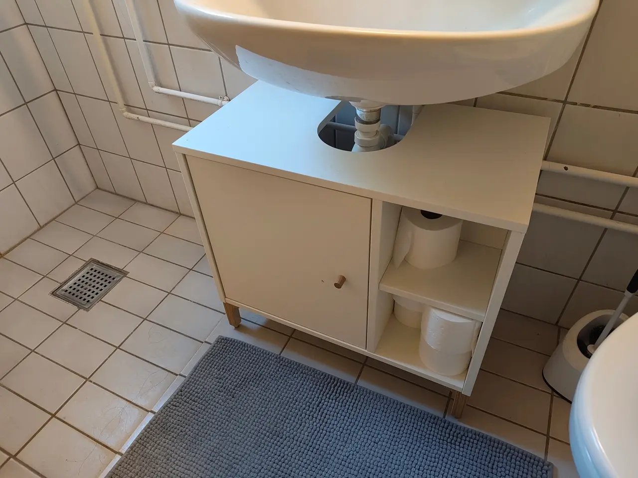 Billede 1 - Hvid badeværelsesunderskab til vask med hylder