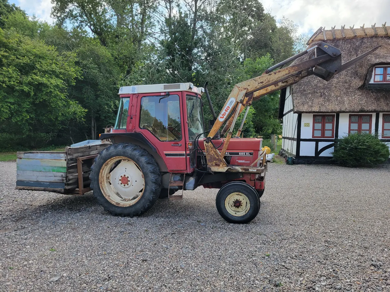 Billede 4 - Traktor IH 685 XL  – påhængsvogn og redskaber