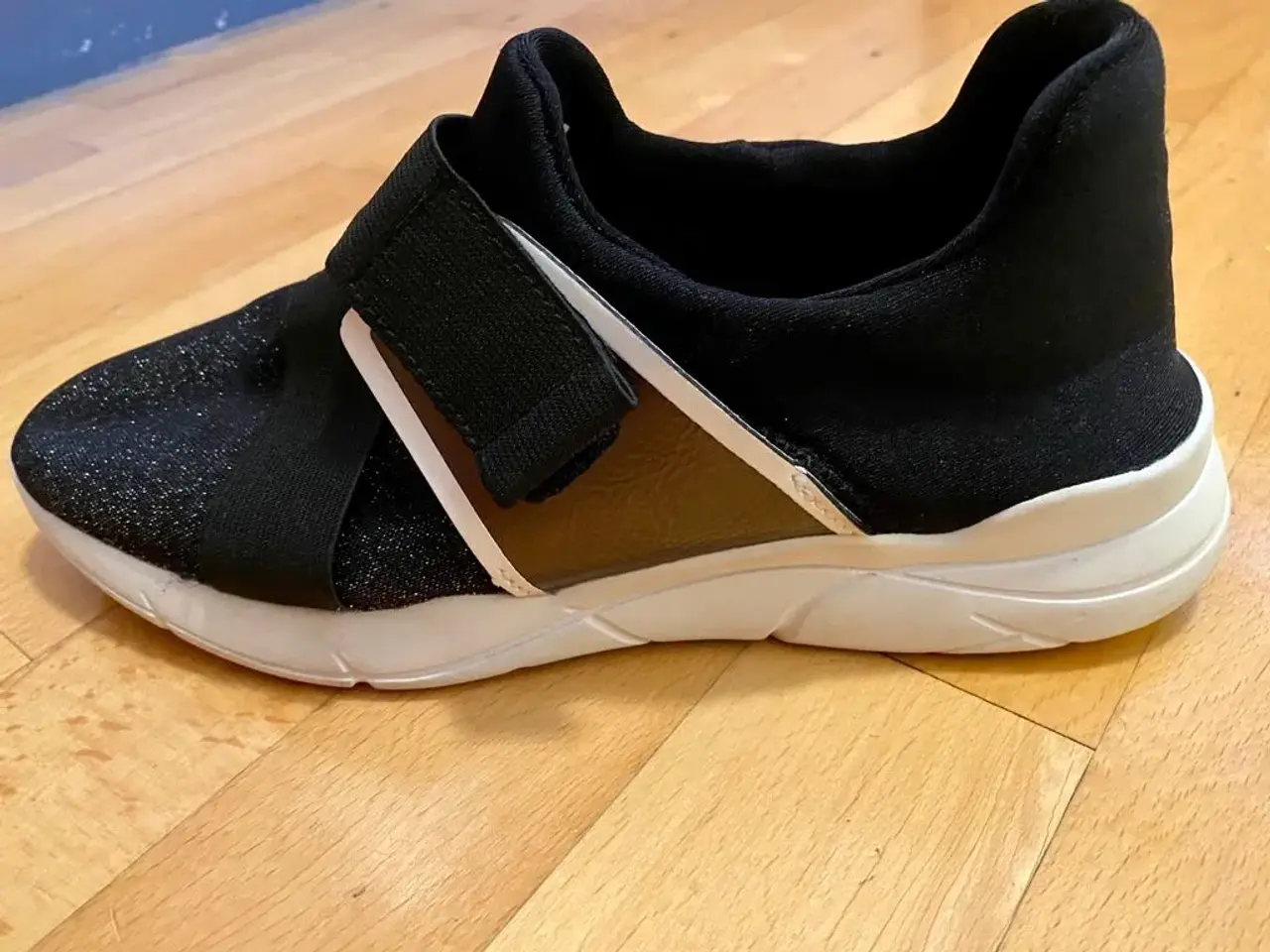 Billede 10 - GUESS sneakers til salg