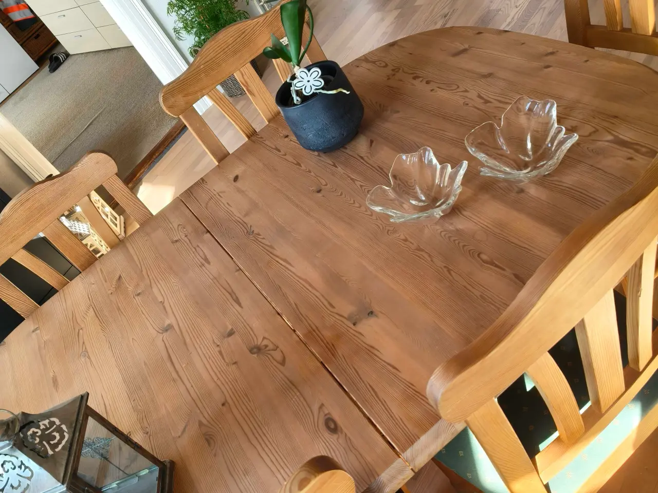 Billede 2 - Fyrretræsbord, 2 tillægsplader og 6 stole